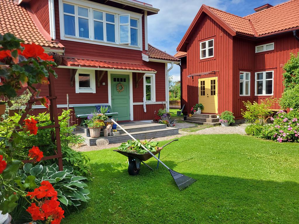 Säljarens egna bilder- 
Hegattu 45 en gård som har ett rejält bostadshus och ett charmigt renoverat gästhus fullutrustat på tomten som ger möjlighet till generationsboende.
