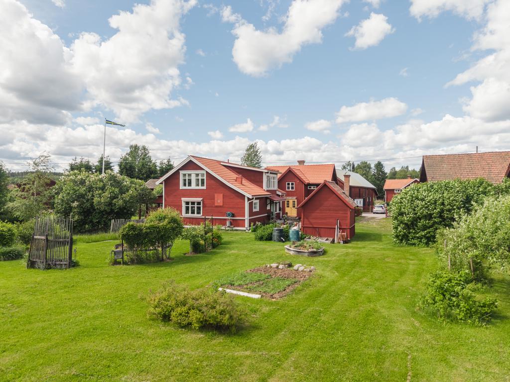 Stor tomt med möjlighet till odling och stora grönytor för hela familjen