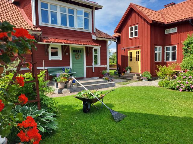 Säljarens egna bilder- 
Hegattu 45 en gård som har ett rejält bostadshus och ett charmigt renoverat gästhus fullutrustat på tomten som ger möjlighet till generationsboende.