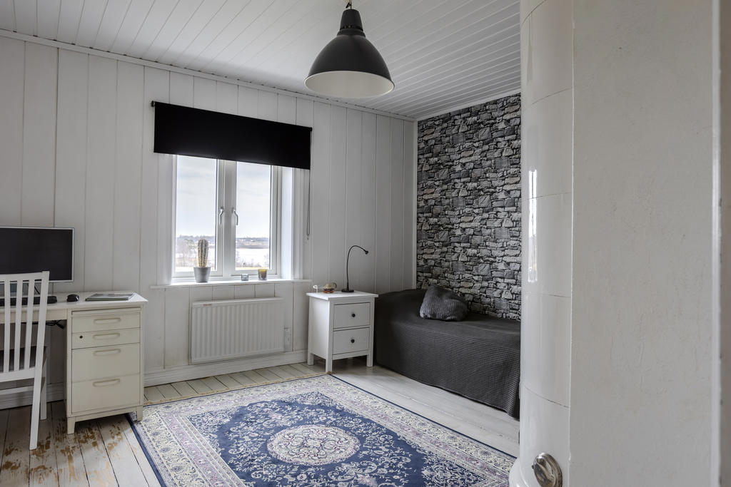 Här finns plats för dubbelsäng och skrivbord