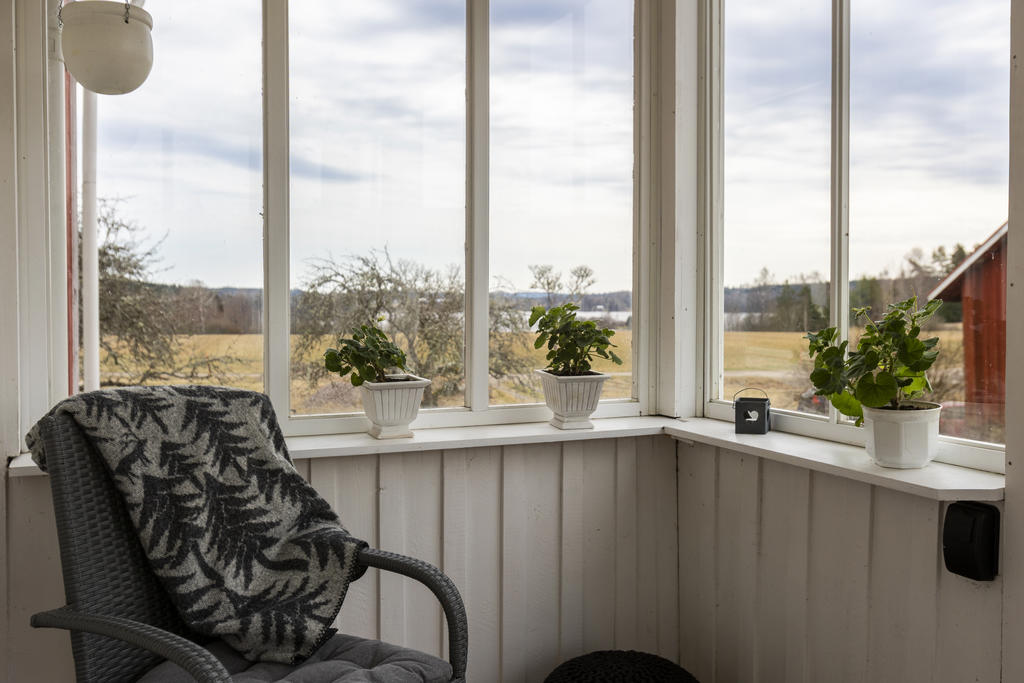 Njut morgonkaffet med härlig vy på farstukvisten