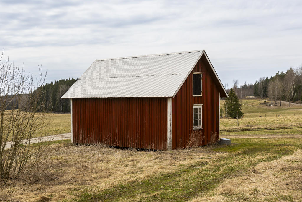 Byggnad på tomten som tidigare fungerat som enklare garage