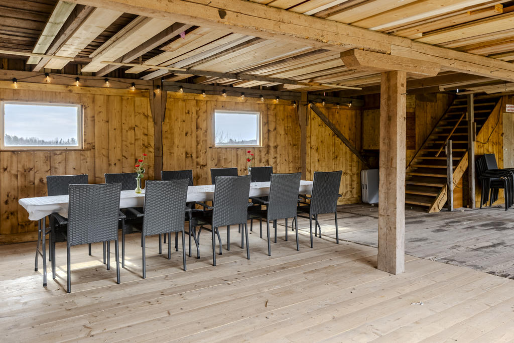 Ladans entréplan med isolerat rum innanför dörren