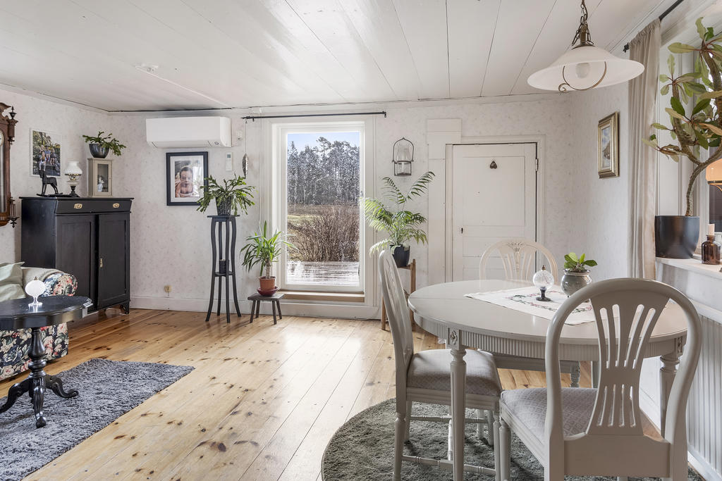 Vardagsrum med utgång till altan