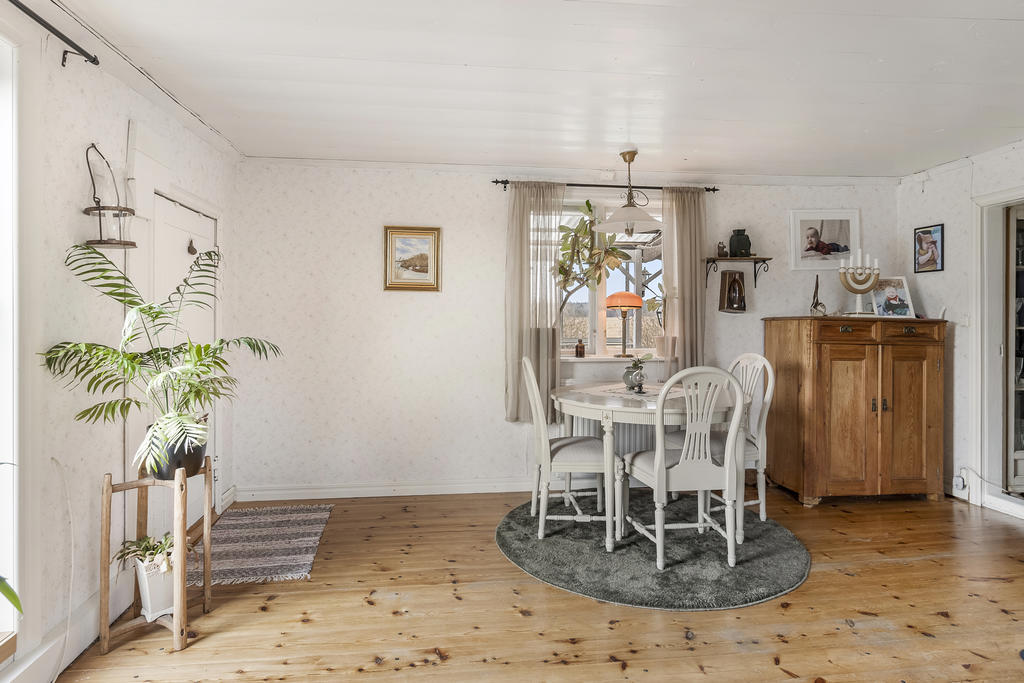 Rymligt vardagsrum med plats för matgrupp