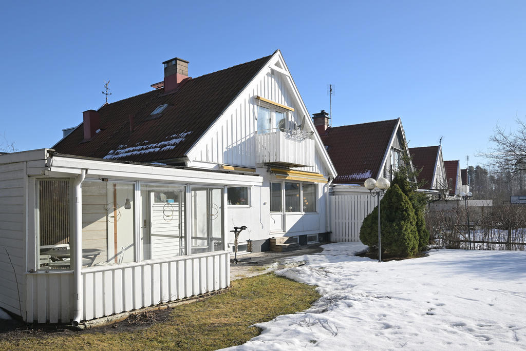 Tomten i söder-väster, inglasat uterum samt altan