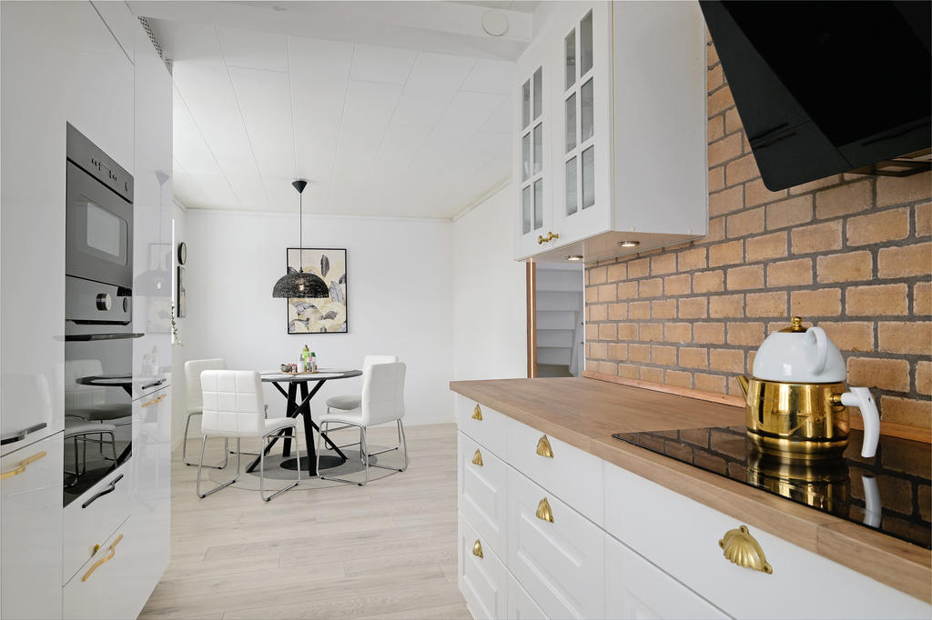 Arbetsköket mot matplats