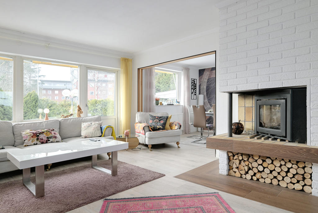 Vardagsrummet med öppen spis
mot matrummet