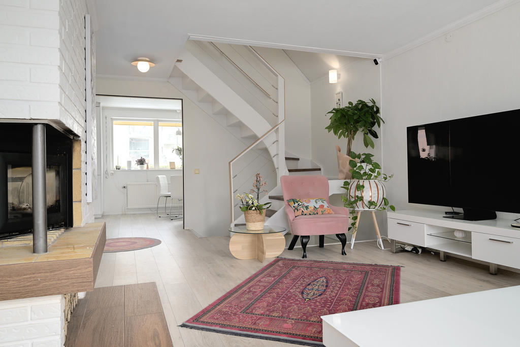 Vardagsrummet mot matplatsen