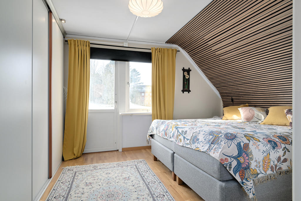 Sovrum 1 övre plan, utgång till balkong
