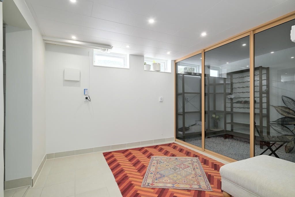 Möblerbar hall i källaren samt ingång vinkällare