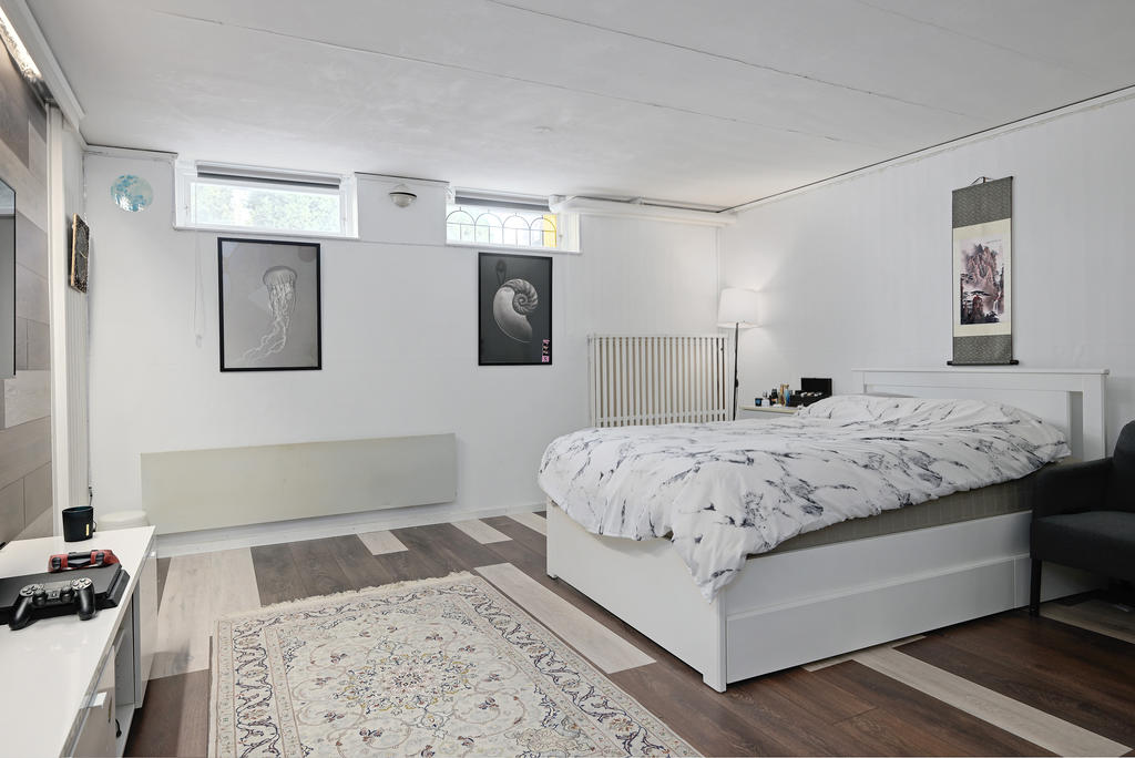 Stort sovrum i källaren