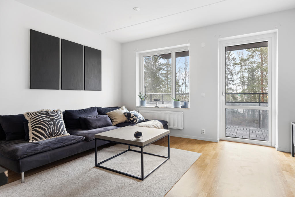 Vardagsrum med utgång till balkong