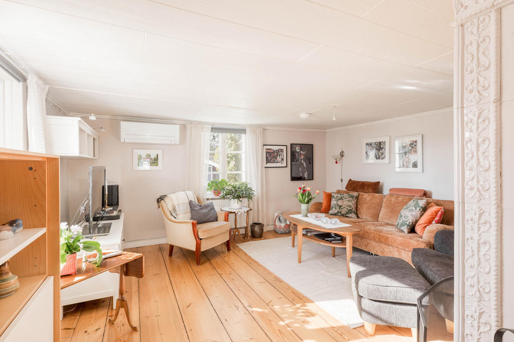 Vardagsrum med kakelugn 