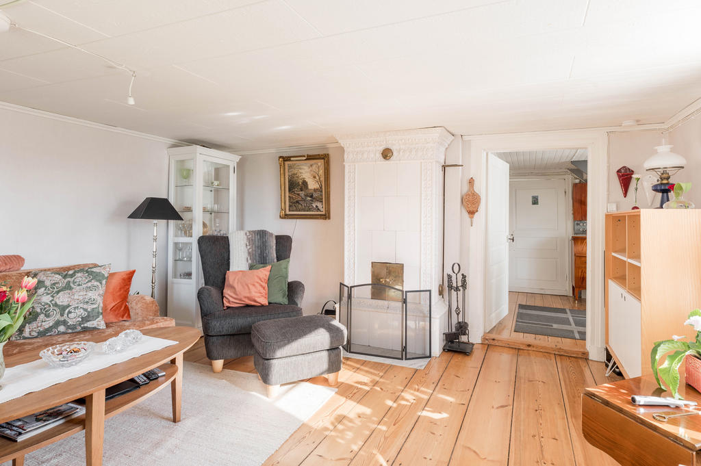 Vardagsrum med kakelugn 