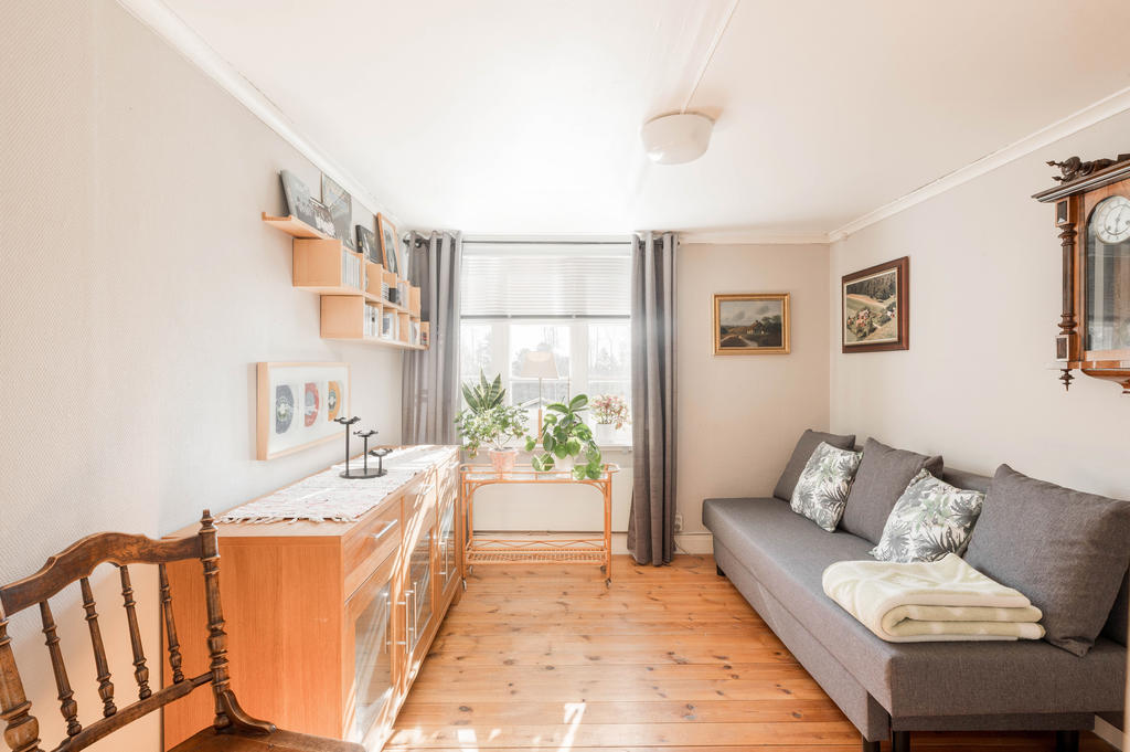 Sovrum 1 med kakelugn(övervåning)