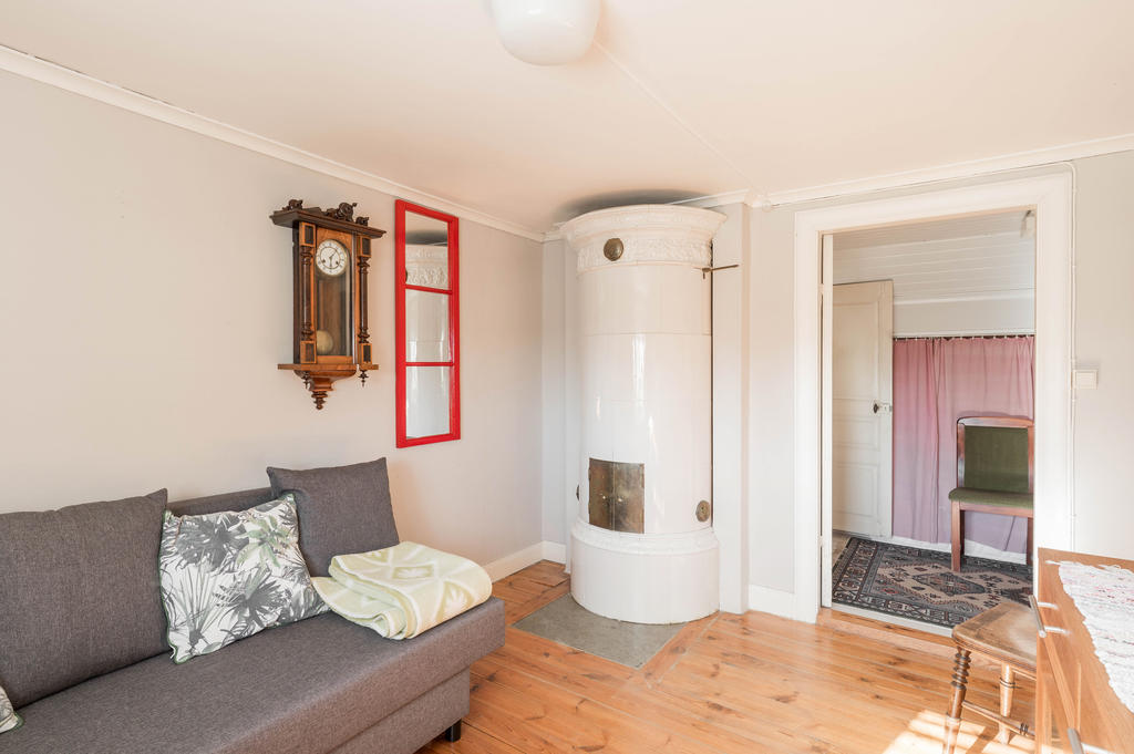 Sovrum 1 med kakelugn(övervåning)