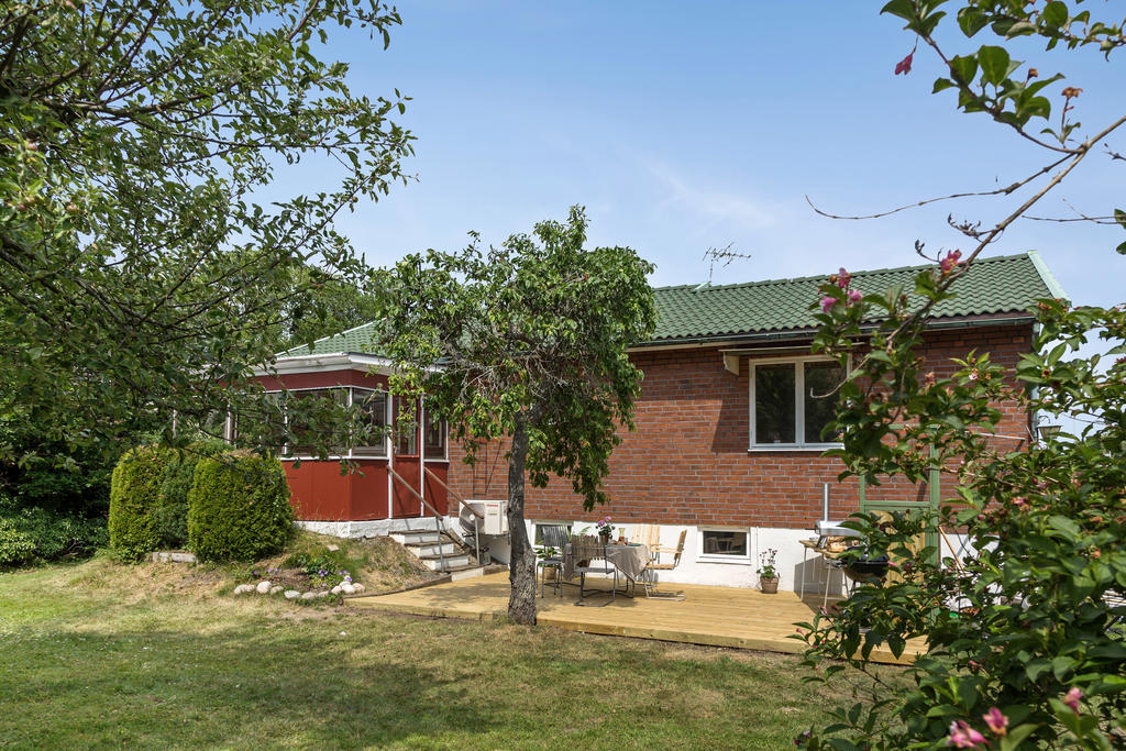 Huset är välplacerat på tomten och här finns flera trevliga uteplatser samt gott om plats för både lek och odling för den med gröna fingrar