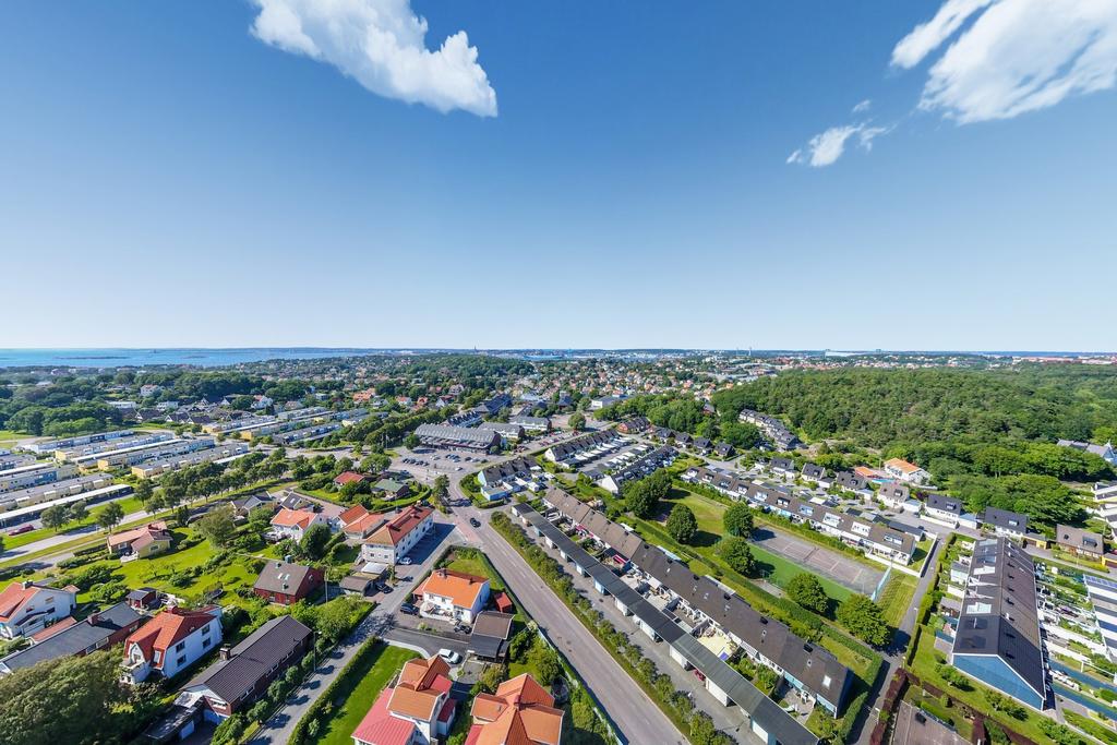 Huset ligger med närhet till både kommunikation, skolor, affärer och cykelavstånd till badplats