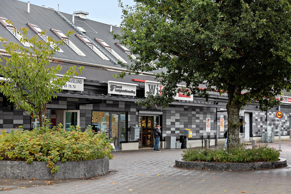 Mataffär, pizzeria och fiskbil finns bara över gatan