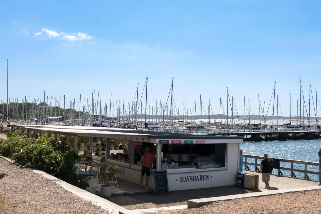 Njut av hamnen och havet