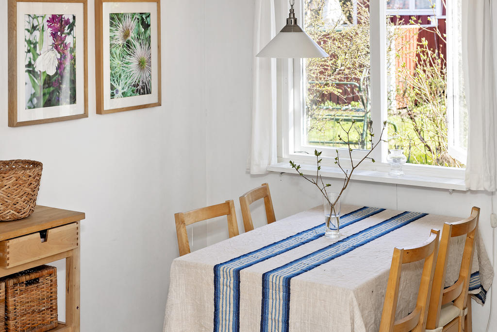 Möt våren och sommaren i denna mysiga idyll med fågelkvitter utanför fönstret!