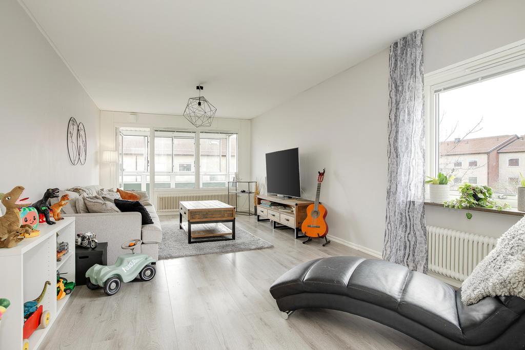 Hörnlägenhet med stor inglasad balkong