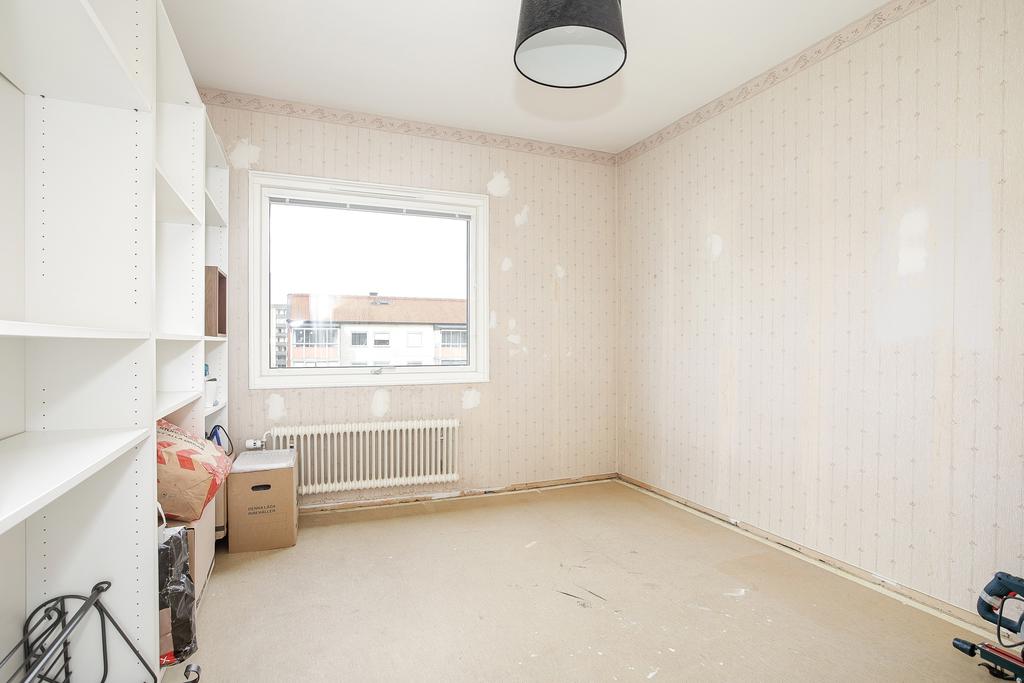 Sovrum med ej gjord ytskikt, men förspacklat