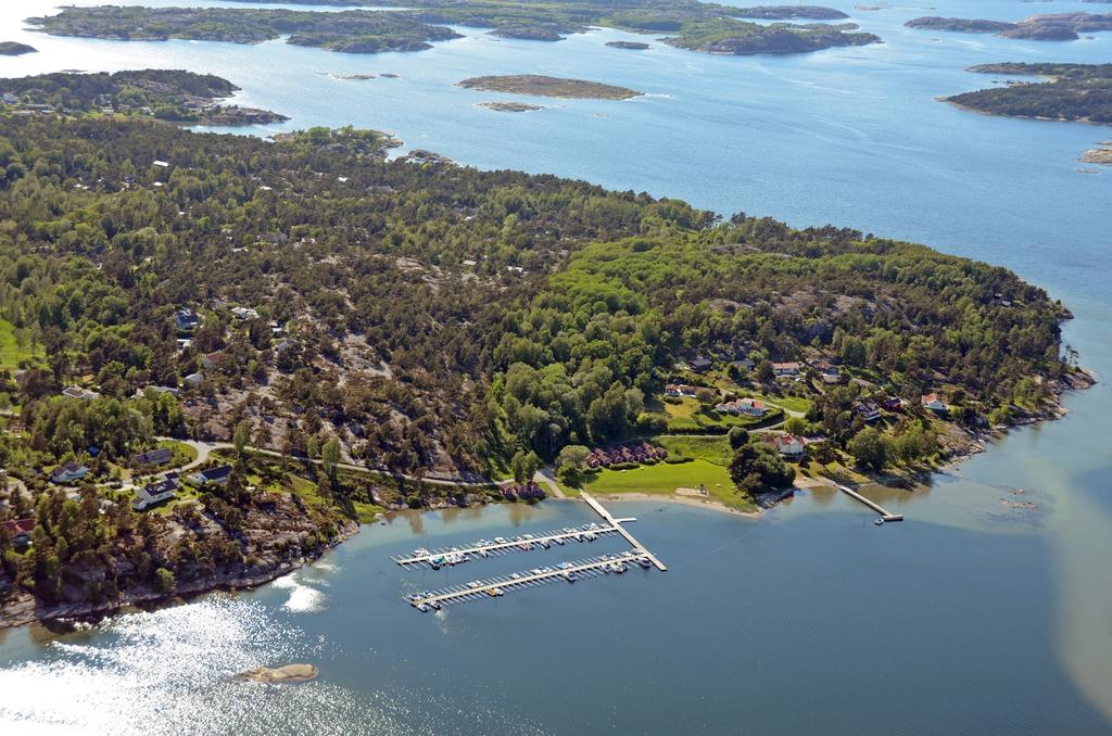 Flygfoto över båthamn och badplats