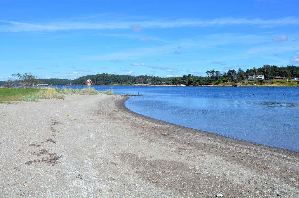 Raftötången badstrand vid båthamnen