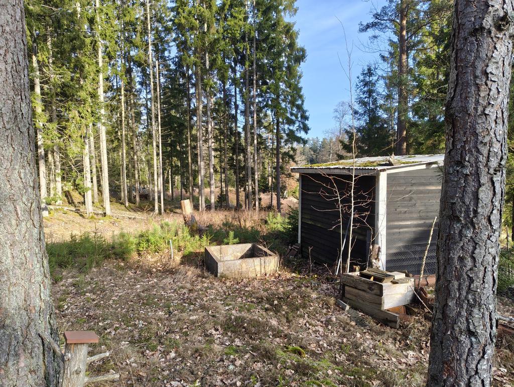 Öster om huset, mindre förråd.