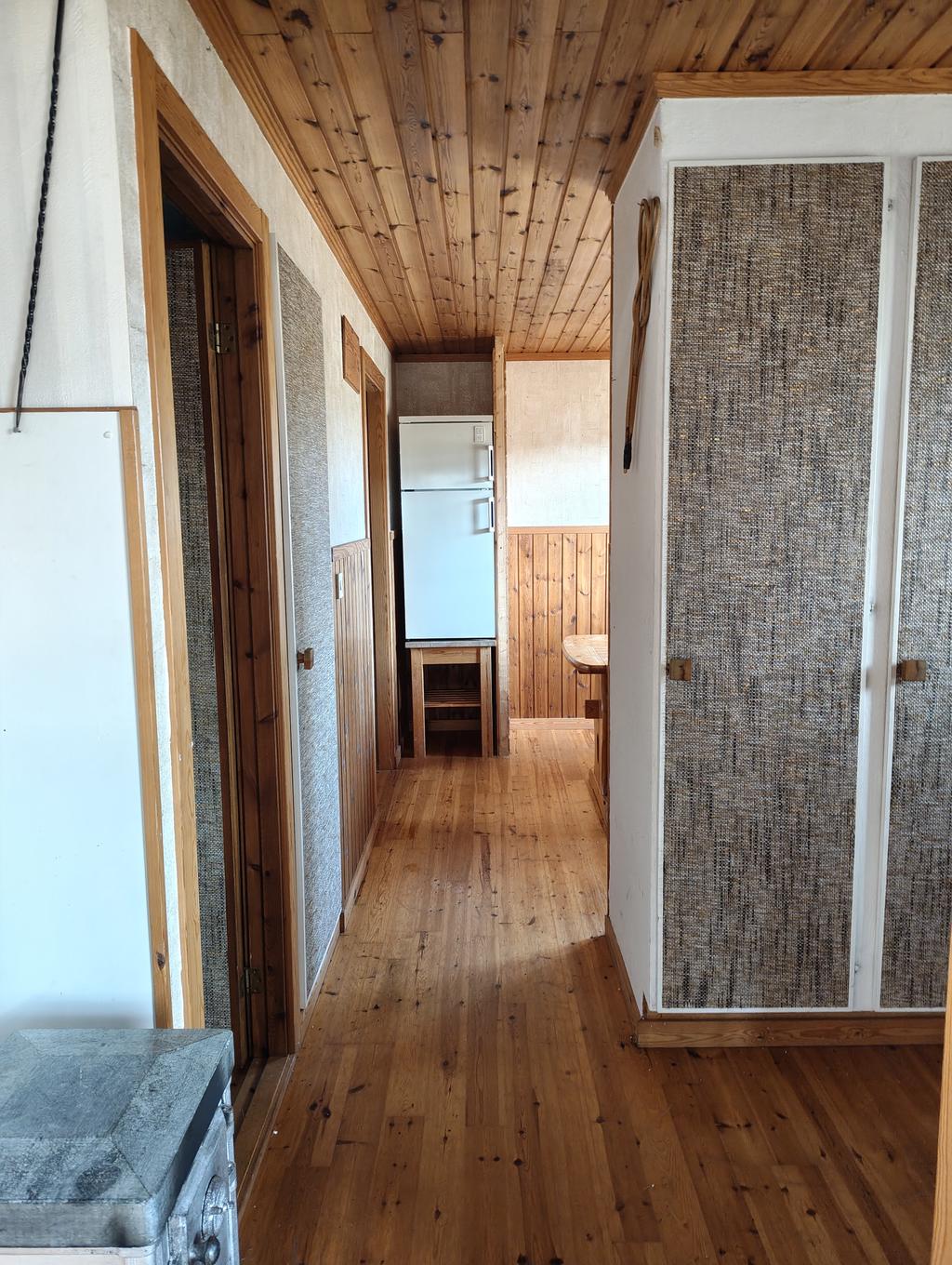 Hall mellan allrum och rum/matsal. Entré till höger och toalett/vask till vänster (mulltoa)