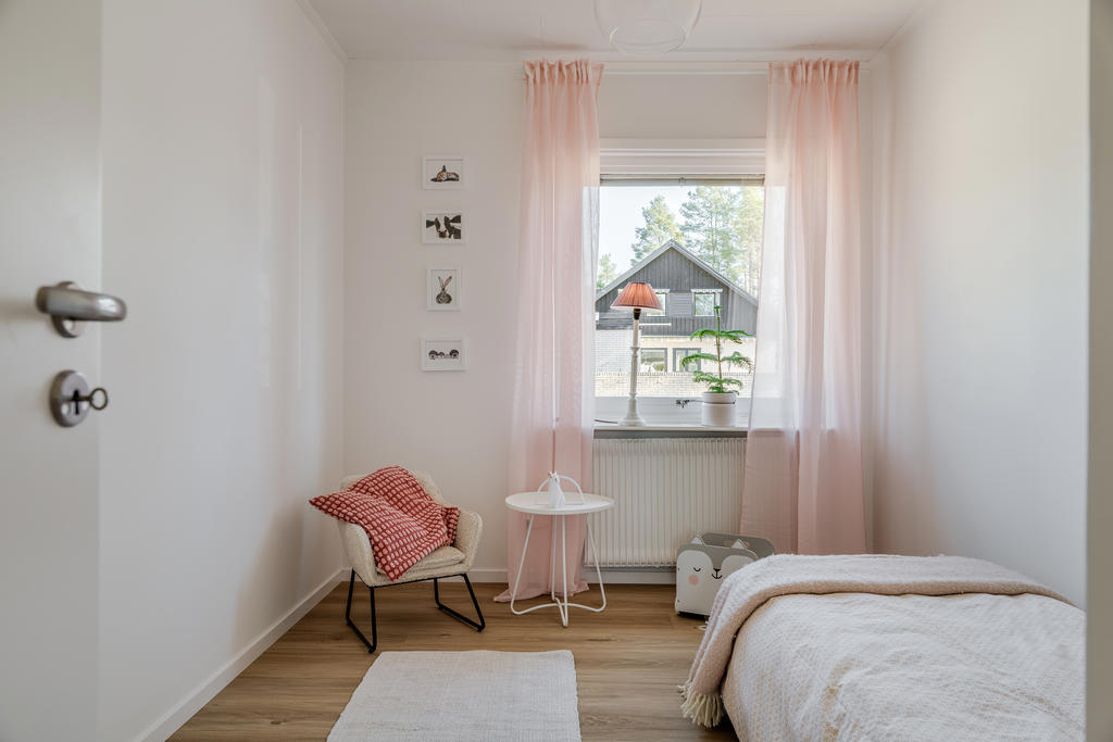 Sovrum innanför köket