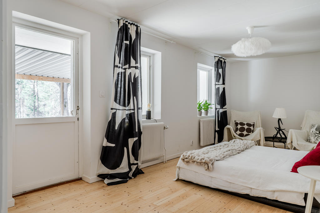 Sovrum 4 i sutteräng med utgång till trädgården