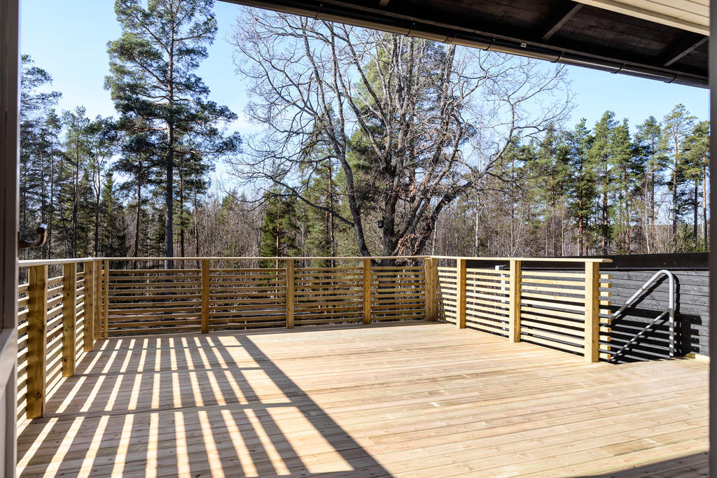 Stor terrass med utgång från vardagsrum/ kök