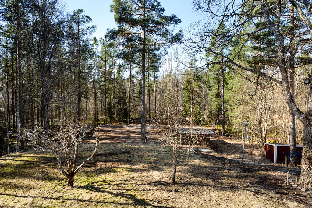 Bästa sydvästläge med stor insynsskyddad trädgård