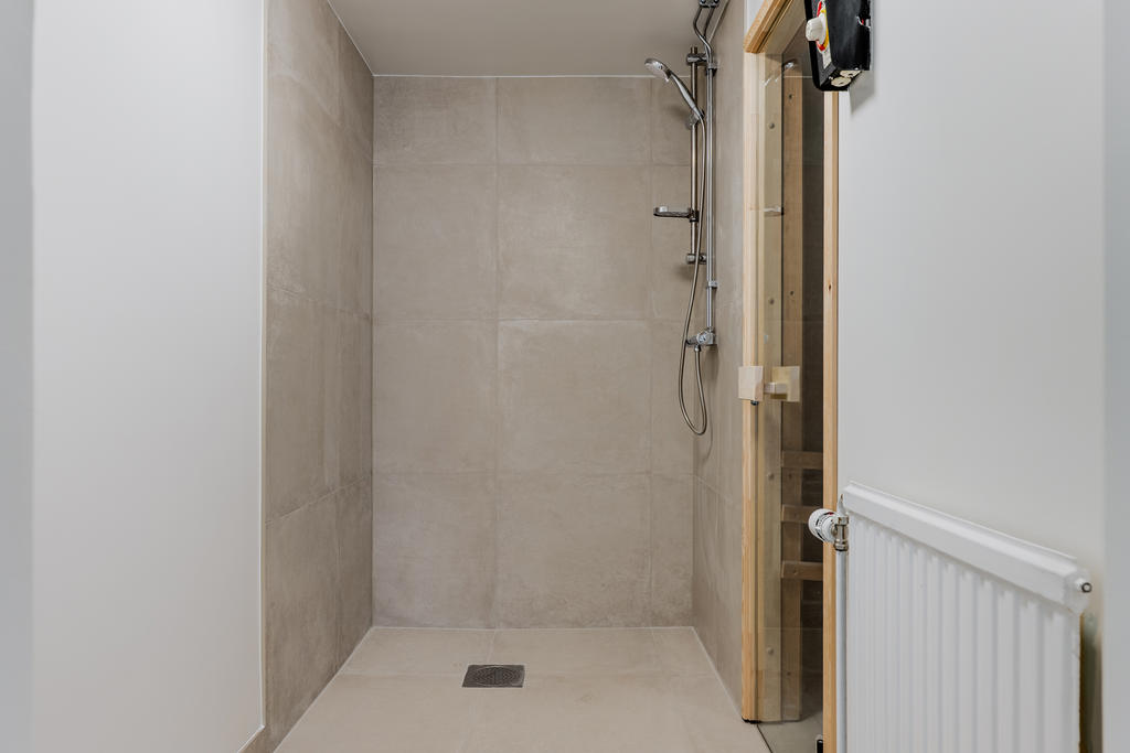 Helkaklat duschrum med bastu