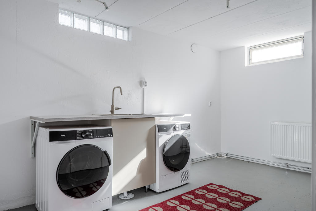 Tvättstuga med gott om plats för att hänga tvätten 