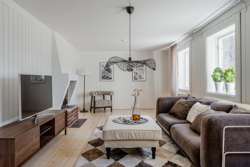 Sällskapsrum med öppen spis