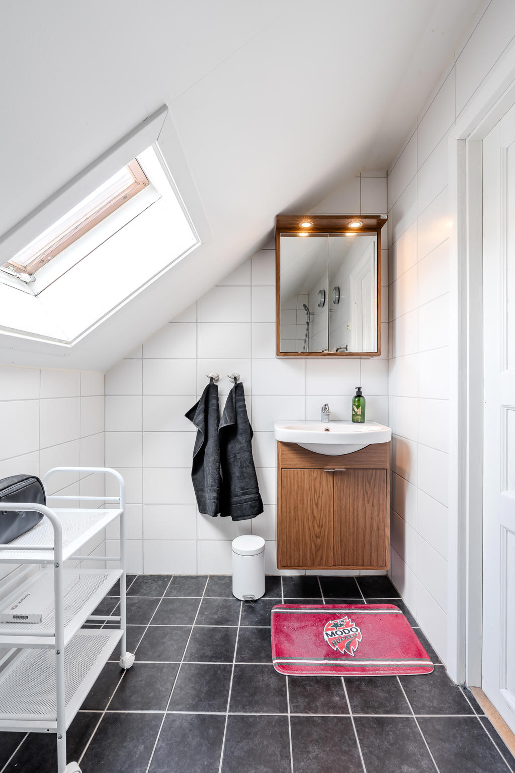 Takfönstret släpper in fint med ljus