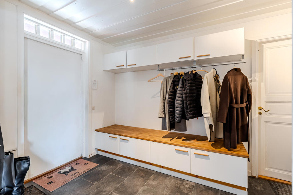 Hallen har snygg och praktisk förvaring