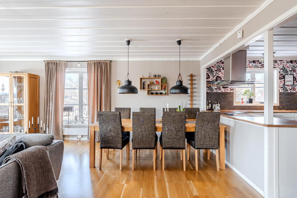 Plats för stort matbord i anslutning till köket