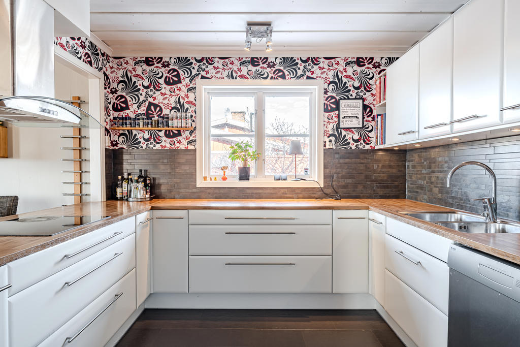 Köket har mycket förvaring och arbetsytor. Trevligt med fönster att kika ut igenom när man står och jobbar i köket.