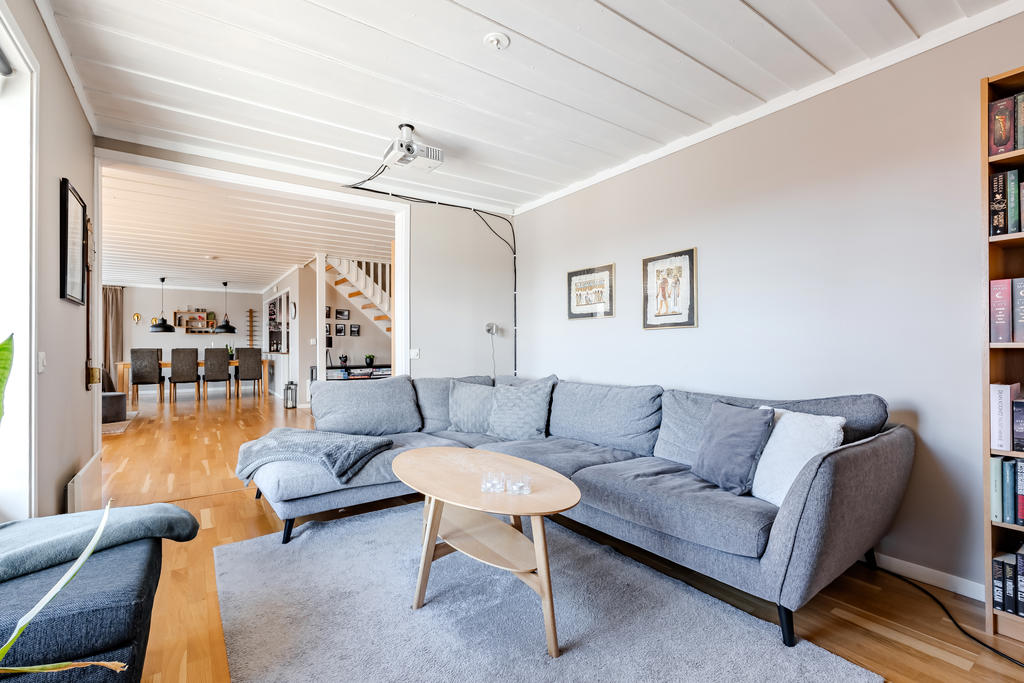 TV-rummet är i anslutning till vardagsrummet