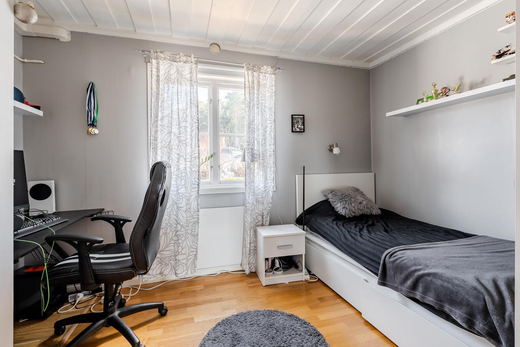 Sovrum 1 nås från den inre hallen