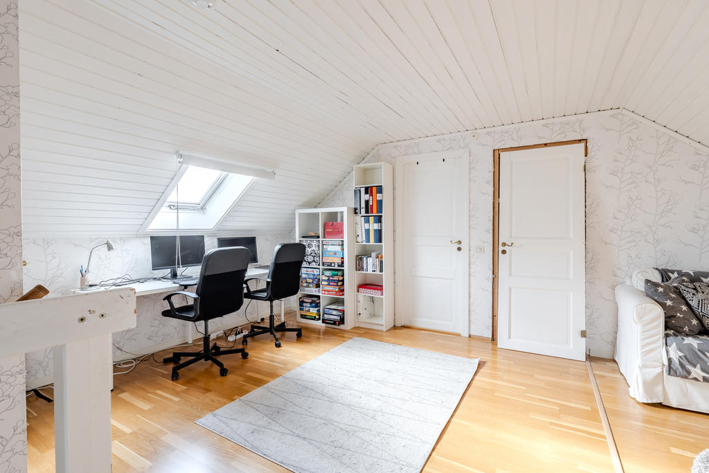 Det finns gott om plats för både TV-soffa och skrivbord