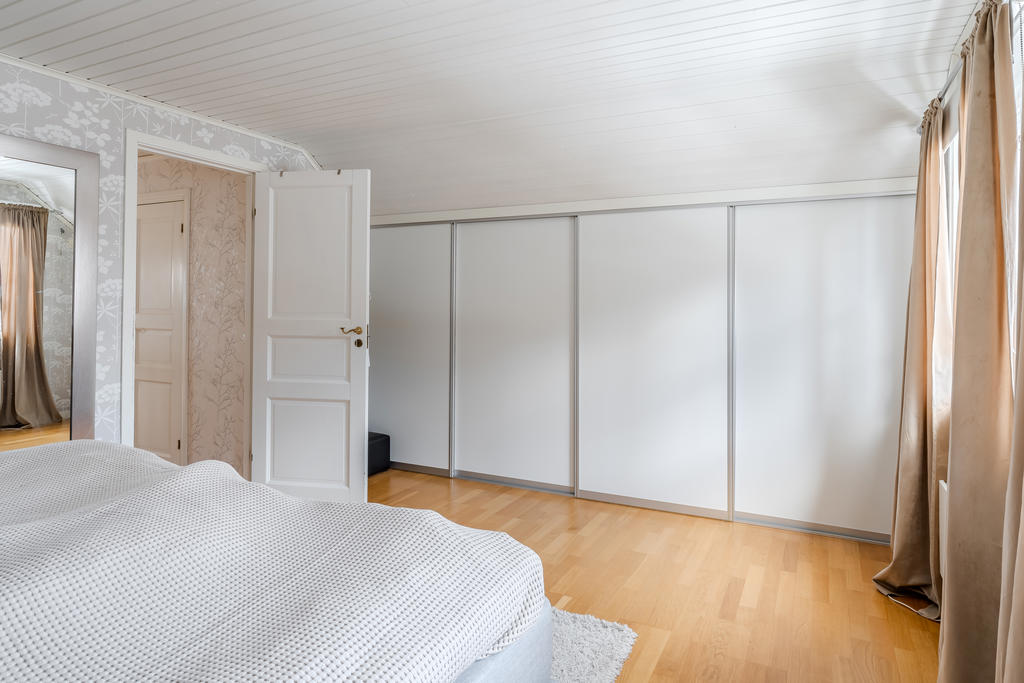 Mycket plats för förvaring bakom skjutdörrarna