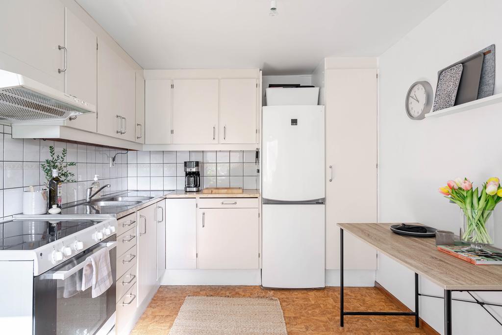 Kök med plats för matbord