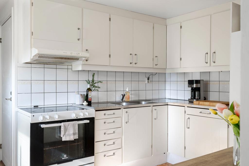 Spis, rejäl diskbänk och kaklat stänkskydd