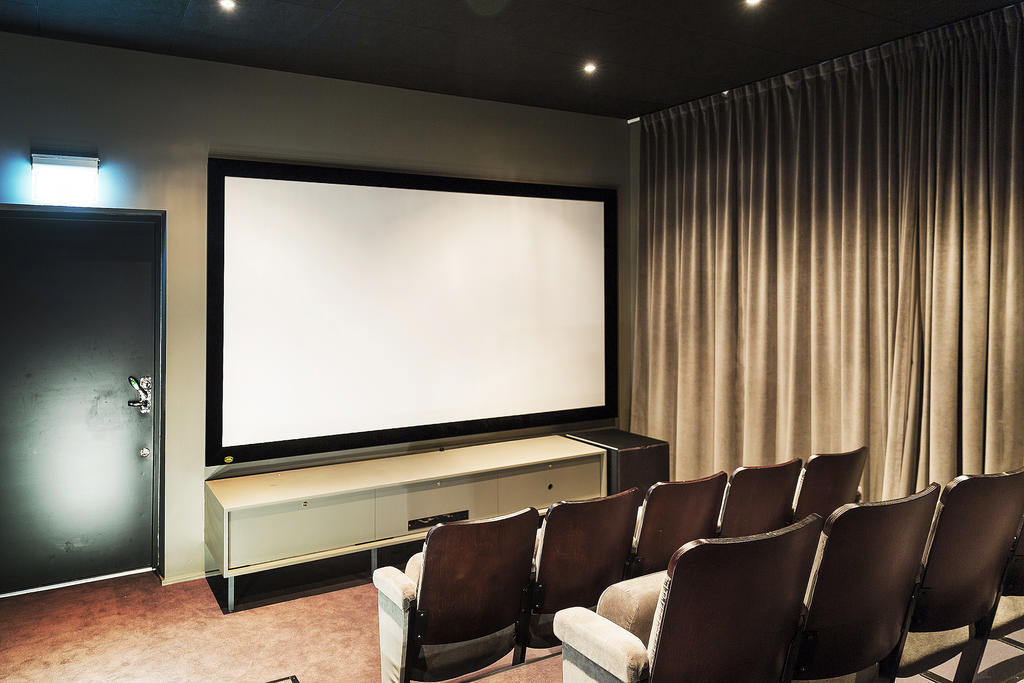 I föreningen finns en gemensam Biosalong som får nyttjas kostnadsfritt, plats för 15 personer